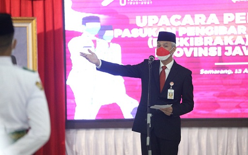 Gubernur Jawa Tengah, Ganjar Pranowo, mengukuhkan anggota Paskibraka Jateng, Jumat (13/8)