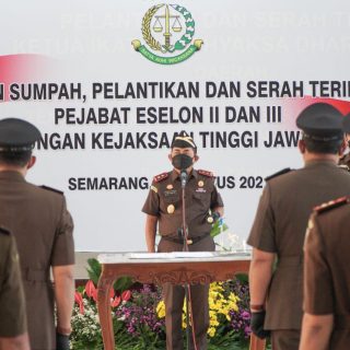 Kajati Jateng Priyanto SH MH memimpin pengambilan sumpah, pelantikan dan sertijab pejabat eselon II dan III di lingkungannya, Senin (2/8).