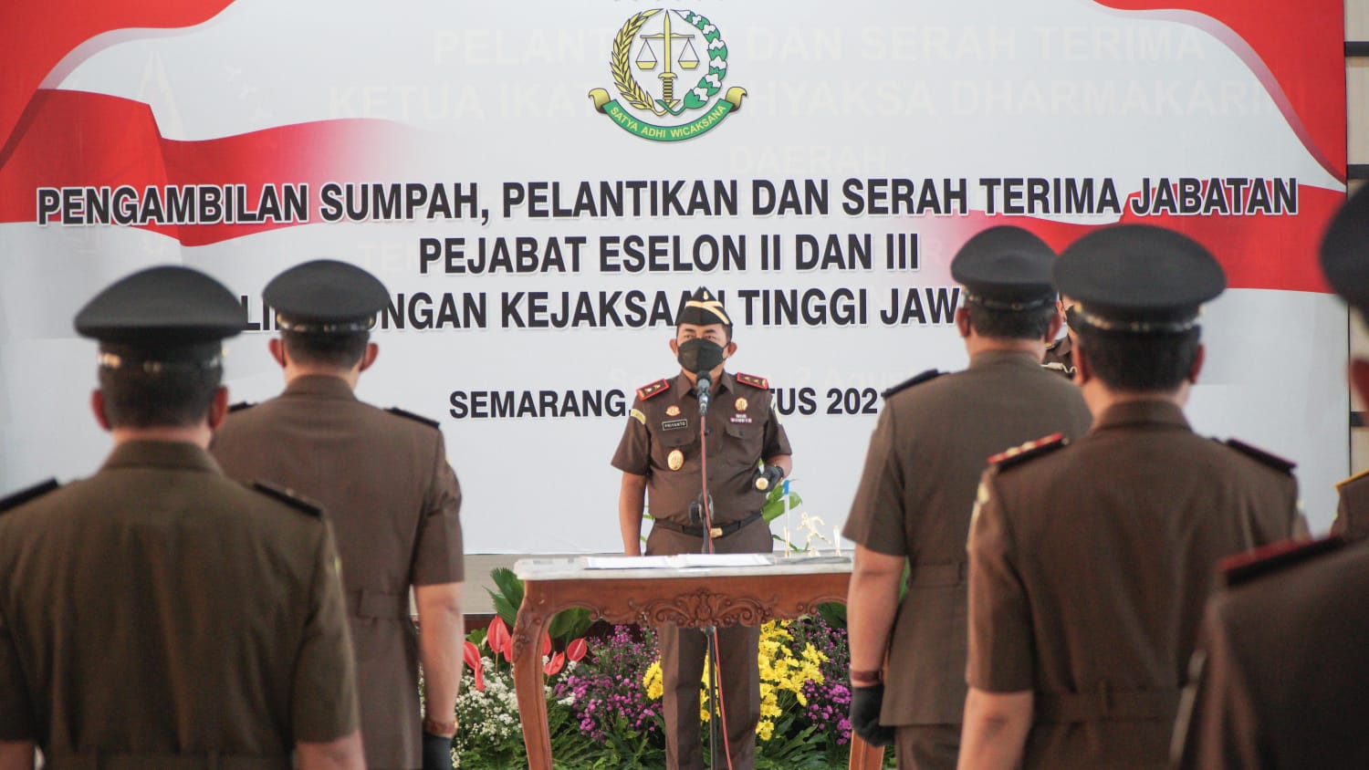 Kajati Jateng Priyanto SH MH memimpin pengambilan sumpah, pelantikan dan sertijab pejabat eselon II dan III di lingkungannya, Senin (2/8).