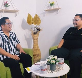 General Manajer PSIS Semarang Wahyu ”Liluk” Winarto (kanan) dipandu Rudy Bonsa saat tampil di program Inspirasi, di Kantor Awal.id, Rabu (25/8).