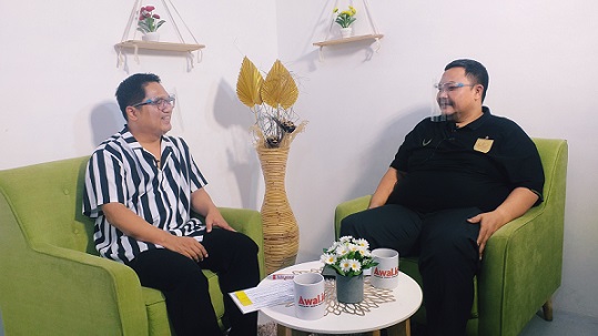 General Manajer PSIS Semarang Wahyu ”Liluk” Winarto (kanan) dipandu Rudy Bonsa saat tampil di program Inspirasi, di Kantor Awal.id, Rabu (25/8).