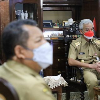 Gubernur Ganjar Pranowo menghadiri Rakor terkait uji coba Protkes dan aplikasi Peduli Lindungi untuk restoran di mal/pusat perbelanjaan yang dipimpin oleh Menko Marinves secara daring, Senin (23/8)