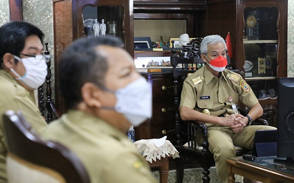 Gubernur Ganjar Pranowo menghadiri Rakor terkait uji coba Protkes dan aplikasi Peduli Lindungi untuk restoran di mal/pusat perbelanjaan yang dipimpin oleh Menko Marinves secara daring, Senin (23/8)