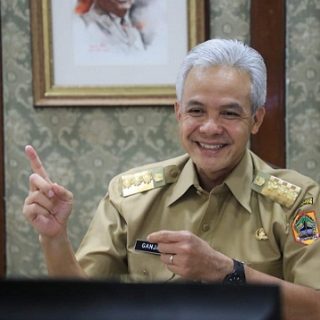 Gubernur Ganjar Pranowo membuka acara Vaksinasi Massal Gratis Lintas Agama yg diselenggarakan oleh Universitas Muhammadiyah Purwokerto secara daring di Puri Gedeh, Senin (23/8)