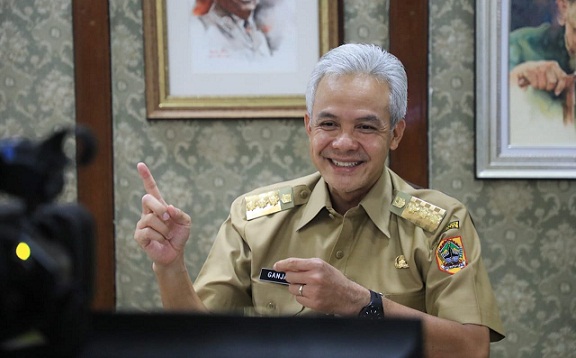 Gubernur Ganjar Pranowo membuka acara Vaksinasi Massal Gratis Lintas Agama yg diselenggarakan oleh Universitas Muhammadiyah Purwokerto secara daring di Puri Gedeh, Senin (23/8)