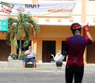 Gubernur Jateng Ganjar Pranowo saat gowes menyempatkan meninjau pasien Covid-19 yang sedang menjalani isolasi di Gedung BPSDMD Jateng yang sedang dihibur para mahasiswa dari empat universitas, Senin (2/8)
