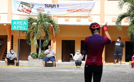Gubernur Jateng Ganjar Pranowo saat gowes menyempatkan meninjau pasien Covid-19 yang sedang menjalani isolasi di Gedung BPSDMD Jateng yang sedang dihibur para mahasiswa dari empat universitas, Senin (2/8)