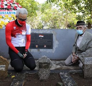 Gubernur Jateng Ganjar Pranowo berziarah dan berdoa di makam Soegiarin, di pemakaman umum Bergota, Semarang, Sabtu (14/8)