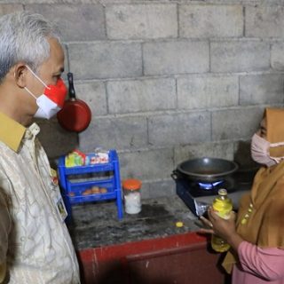 Gubernur Ganjar Pranowo menyalakan kompor gas yang memanfaatkn Biogenic Shallow Gas (gas rawa) di Desa Pegundungan, Kabupaten Banjarnegara, Rabu (18/8). Sebanyak 25 rumah warga telah menggunakan gas rawa tersebut
