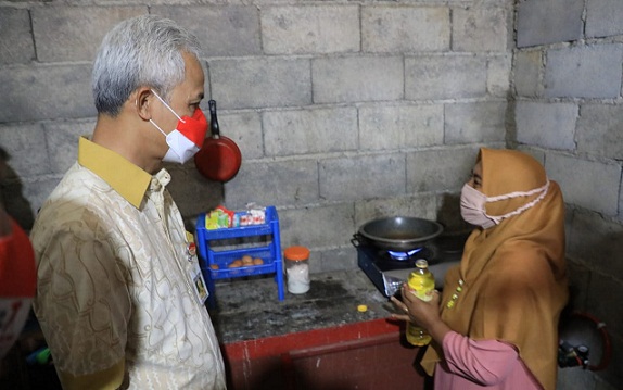 Gubernur Ganjar Pranowo menyalakan kompor gas yang memanfaatkn Biogenic Shallow Gas (gas rawa) di Desa Pegundungan, Kabupaten Banjarnegara, Rabu (18/8). Sebanyak 25 rumah warga telah menggunakan gas rawa tersebut