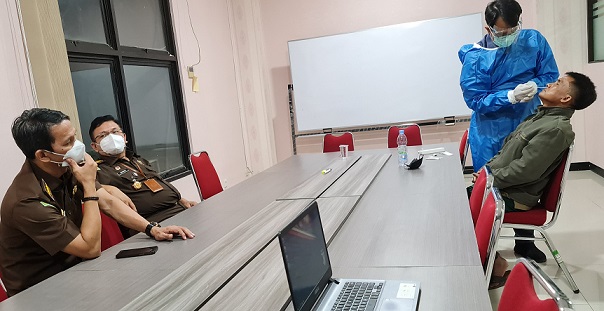 Asisten Tindak Pidana Khusus (Aspidsus) Kejati Jateng Sumurung P Simaremare didampingi Asisten Intelijen (Asintel) Kejati Jateng Emilwan Ridwan SH MH, melihat langsung M Nasir saat dilakukan tes swab antigen sebelum dilakukan pemeriksaan, di Kantor Kejati Jateng