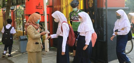 Gubernur Jateng Ganjar Pranowo melihat siswa SMP 13 Semarang yang masuk mengikuti pembelajaran tatap muka, Senin (30/8). Mereka menerapkan protokol kesehatan ketat, salah satunya tes suhu badan