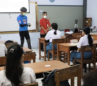 Gubernur Ganjar Pranowo melihat pembelajaran tatap muka hari ke-2 di SMKN 6 Semarang dan SMAN 3 Semarang di sela gowes pagi, Selasa (31/9)