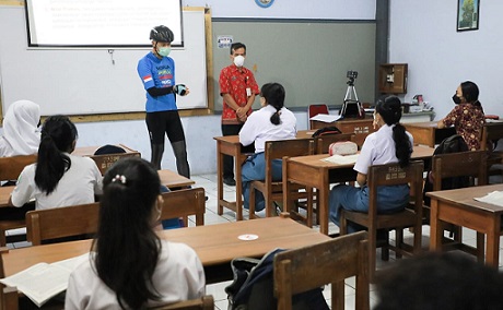 Gubernur Ganjar Pranowo melihat pembelajaran tatap muka hari ke-2 di SMKN 6 Semarang dan SMAN 3 Semarang di sela gowes pagi, Selasa (31/9)