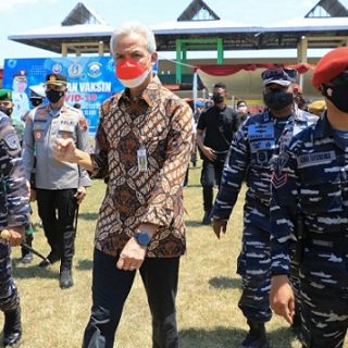 Pangkoarmada II Laksda TNI Dr Iwan Isnurwanto mendampingi Gubernur Jateng Ganjar Pranowo meninjau kegiatan Serbuan Vaksinasi Covid-19 Koarmada II kepada masyarakat Kabupaten Tegal di Stadion Trisanja Slawi, Rabu (25/8)