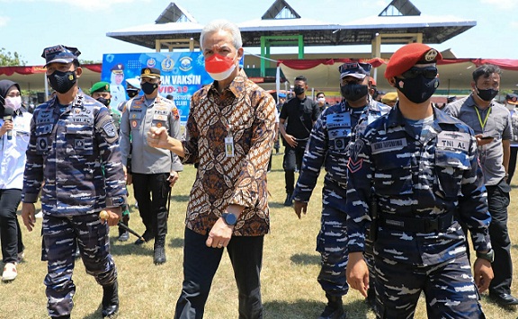 Pangkoarmada II Laksda TNI Dr Iwan Isnurwanto mendampingi Gubernur Jateng Ganjar Pranowo meninjau kegiatan Serbuan Vaksinasi Covid-19 Koarmada II kepada masyarakat Kabupaten Tegal di Stadion Trisanja Slawi, Rabu (25/8)