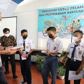 Gubernur Jateng Ganjar Pranowo dan Wali Kota Solo Gibran Rakabuming Raka melihat vaksinasi Covid-19 untuk pelajar di SMAN 3 Surakarta dan memberikan handphone, Rabu (4/8).