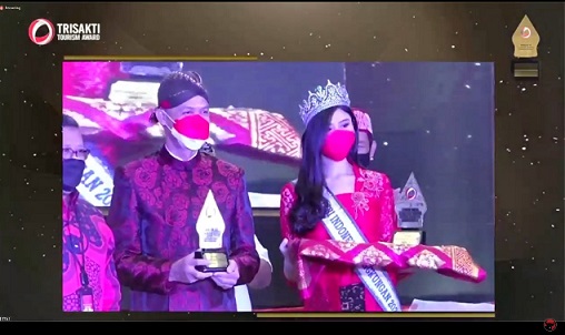 Gubernur Jateng Ganjar Pranowo menerima penghargaan dalam ajang Trisakti Tourism Award 2021 yang digelar DPP PDIP, yang diserahkan Sekjen Hasto Kristiyanto, Kamis (26/8)