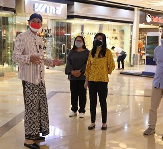 Gubernur Jateng, Ganjar Pranowo, meninjau kegiatan di Mal Ciputra yang sudah buka kembali setelah ditutup beberapa hari karena aturan PPKM, Rabu (12/8)