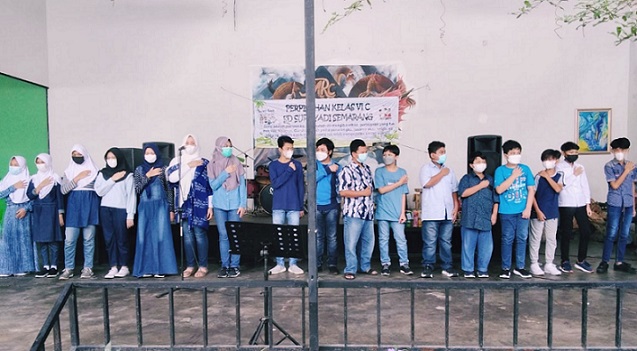 Para murid menyanyikan lagu yang berjudul Terima Kasih Guru pada acara perpisahan/pelepasan murid kelas 6C di Medoho Resto Caffee Semarang, Minggu (22/8).