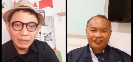 Manager UKM PT Sriboga Flour Mill, Irfan Wahyudi (kanan) dipandu Rachman Polalo (kiri) saat tampil pada acara live IG “Ngos-Ngosan”, di Studio Awal.id, Jumat, (20/8).