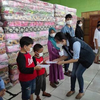 Perwakilan Porinti Semarang secara simbolis menyerahkan bantuan beasiswa dan sembako kepada anak-anak yang orang tuanya menjadi korban Covid-19.