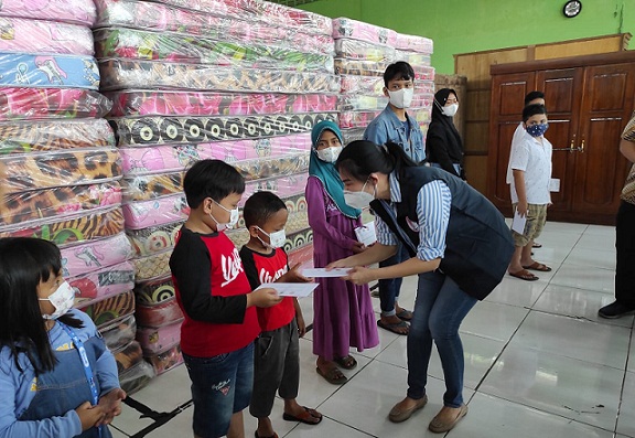 Perwakilan Porinti Semarang secara simbolis menyerahkan bantuan beasiswa dan sembako kepada anak-anak yang orang tuanya menjadi korban Covid-19.