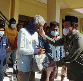 Bupati Blora Arief Rohman menyerahkan bantuan paket sembako dari Pemkab untuk 24 pelaku provokasi di Mapolres