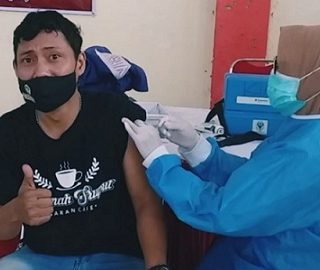 Warga Semarang menjalani vaksinasi Covid-19 di Kecamatan Mijen, Semarang, Senin (9/8). Vaksinasi ini menjadi program yang terus digalakkan pemerintah guna menciptakan kekebalan komunal.