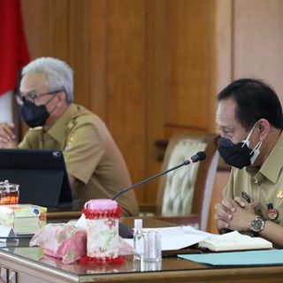 Pj Sekda Jateng, Prasetyo Aribowo memaparkan penanganan Covid-19 pada Rakor di gubernuran yang dipimpin Gubernur Ganjar Pranowo, Senin (9/8)