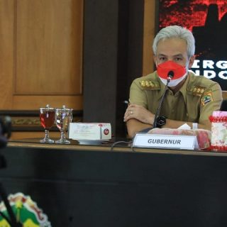 Gubernur Jateng Ganjar Pranowo memimpin Rapat Penanganan Covid-19 dengan Kabupaten/Kota se Jawa Tengah secara daring di Ruang Rapat Gd. A Lt 2, Senin (30/8).