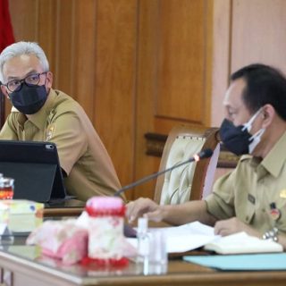 Pj Sekda Jateng, Prasetyo Aribowo (kanan), mendampingi Gubernur Ganjar Pranowo pada Rapat Penanganan Covid-19 dengan Kabupaten/Kota se Jawa Tengah melalui video conference, Senin (9/8)