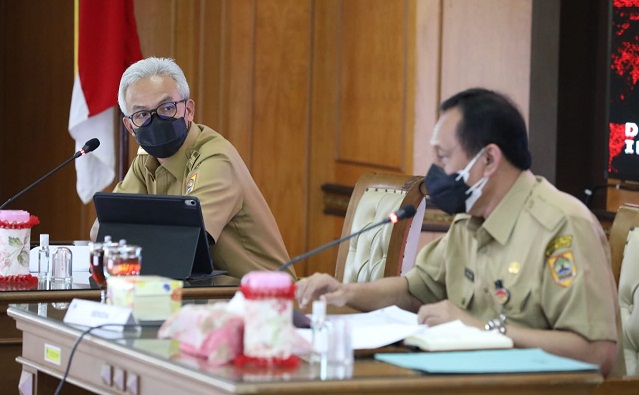 Pj Sekda Jateng, Prasetyo Aribowo (kanan), mendampingi Gubernur Ganjar Pranowo pada Rapat Penanganan Covid-19 dengan Kabupaten/Kota se Jawa Tengah melalui video conference, Senin (9/8)