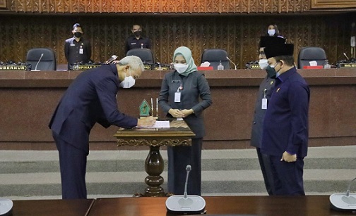 Gubernur Jateng Ganjar Pranowo menandatangani Keputusan DPRD Atas Persetujuan Raperda tentang Pertanggungjawaban Pelaksanaan  APBD 2020 pada Rapat Paripurna yang digelar virtual Rabu, (28/7/2021)