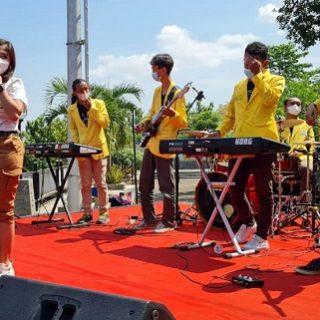 Mahasiswa dari beberapa perguruan tinggi di Semarang memberi hiburan kepada warga penderita Covid-19 di tempat isolasi