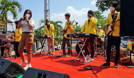 Mahasiswa dari beberapa perguruan tinggi di Semarang memberi hiburan kepada warga penderita Covid-19 di tempat isolasi