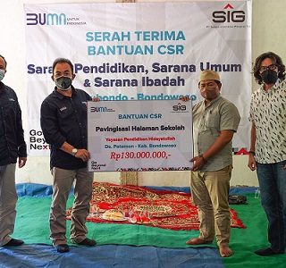 General Manager of CSR SIG, Edy Saraya (dua kiri) menyerahkan bantuan pavingisasi halaman sekolah Yayasan Pendidikan Hidayatullah, Kabupaten Bondowoso yang diterima oleh Pengurus Yayasan, Beni Kurniawan.
