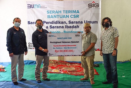 General Manager of CSR SIG, Edy Saraya (dua kiri) menyerahkan bantuan pavingisasi halaman sekolah Yayasan Pendidikan Hidayatullah, Kabupaten Bondowoso yang diterima oleh Pengurus Yayasan, Beni Kurniawan.