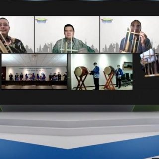 Manajemen SIG dan TCC meresmikan kerja sama kedua perusahaan dengan membunyikan alat musik angklung asal Indonesia dan wadaiko asal Jepang.