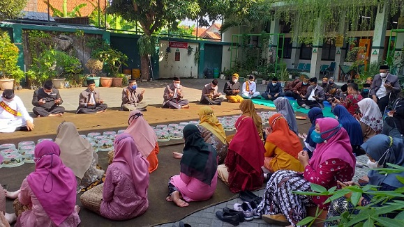 Civitas akademika SMP IT PAPB Semarang saat tasyakuran 76 tumpeng memperingati HUT ke-76 RI.