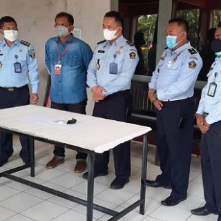 Kepala Lapas Kelas I Kedungpane Supriyanto menunjukkan sabu-sabu yang ditemukan petugasnya.