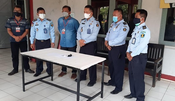 Kepala Lapas Kelas I Kedungpane Supriyanto menunjukkan sabu-sabu yang ditemukan petugasnya.