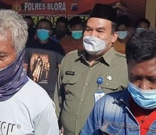 Dukun Samijo alias Suro Sentiko Samin (kiri), ditangkap bersama 23 orang lainnya karena menyebar selebaran bernada provokatif di beberapa tempat di Kabupaten Blora. Para pelaku akhirnya dilepaskan dan akan dibina Pemkab