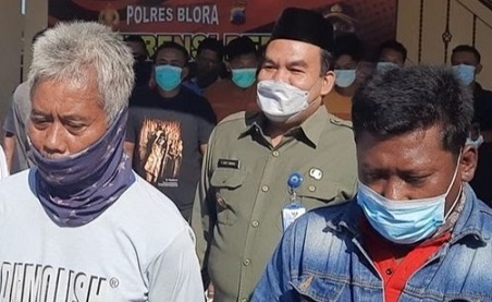 Dukun Samijo alias Suro Sentiko Samin (kiri), ditangkap bersama 23 orang lainnya karena menyebar selebaran bernada provokatif di beberapa tempat di Kabupaten Blora. Para pelaku akhirnya dilepaskan dan akan dibina Pemkab