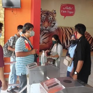 Pengunjung Semarang Zoo sebelum membeli tiket tanda masuk diwajibkan untuk mencuci tangan terlebih dahulu.