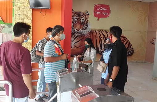 Pengunjung Semarang Zoo sebelum membeli tiket tanda masuk diwajibkan untuk mencuci tangan terlebih dahulu.