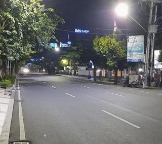 Suasana beberapa ruas jalan di Kota Semarang yang lengang karena penerapan PPKM Darurat. Langkah ini dinilai efektif menurunkan angka penderita Covid-19, meski data yang tercatat di pusat terkadang sering salah