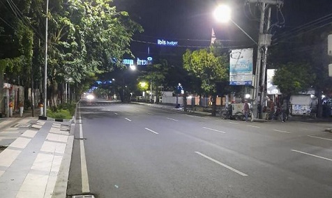 Suasana beberapa ruas jalan di Kota Semarang yang lengang karena penerapan PPKM Darurat. Langkah ini dinilai efektif menurunkan angka penderita Covid-19, meski data yang tercatat di pusat terkadang sering salah