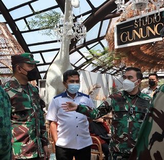 Wakil Ketua DPRD Jateng Ferry Wawan Cahyono bersama Sekretaris Bais Marsma TNI Jemi Trisonjaya dan Kasdam IV Diponegoro Brigjen TNI Widi Prasetijono melihat secara langsung kegiatan “Serbuan Vaksin”.
