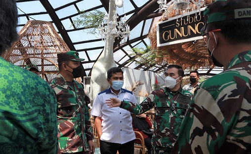 Wakil Ketua DPRD Jateng Ferry Wawan Cahyono bersama Sekretaris Bais Marsma TNI Jemi Trisonjaya dan Kasdam IV Diponegoro Brigjen TNI Widi Prasetijono melihat secara langsung kegiatan “Serbuan Vaksin”.